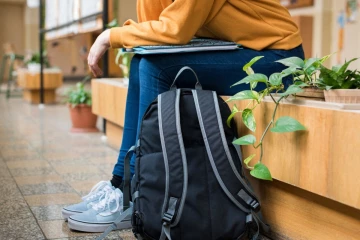 பரிஸில் பாடசாலையில் இரண்டாம் மாடியில் இருந்து குதித்த மாணவன்