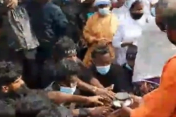 முள்ளிவாய்க்காலில் சேகரிக்கப்பட்ட மண்! மாணவர் ஒன்றியத்திடம் ஒப்படைப்பு