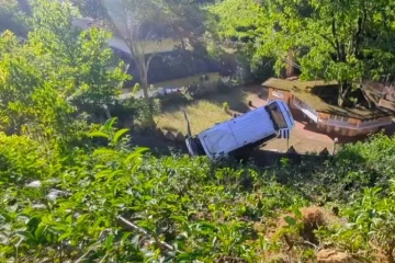 නෝටන්බ්‍රිජ්හිදී වෑන් රථයක් අඩි 20ක ප්‍රපාතයකට පෙරළෙයි – තිදෙනෙකුට තුවාල