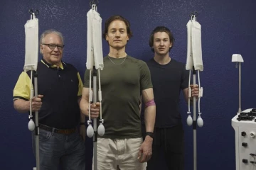 இளமையாக இருக்க 17 வயது மகனின் ரத்த பிளாஸ்மாவை தனது உடலில் செலுத்தி கொள்ளும் தந்தை!