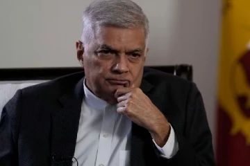 இழுத்தடிக்கும் ஜனாதிபதி ரணில்; 10 பேர் எதிரணிக்கு தாவல்!