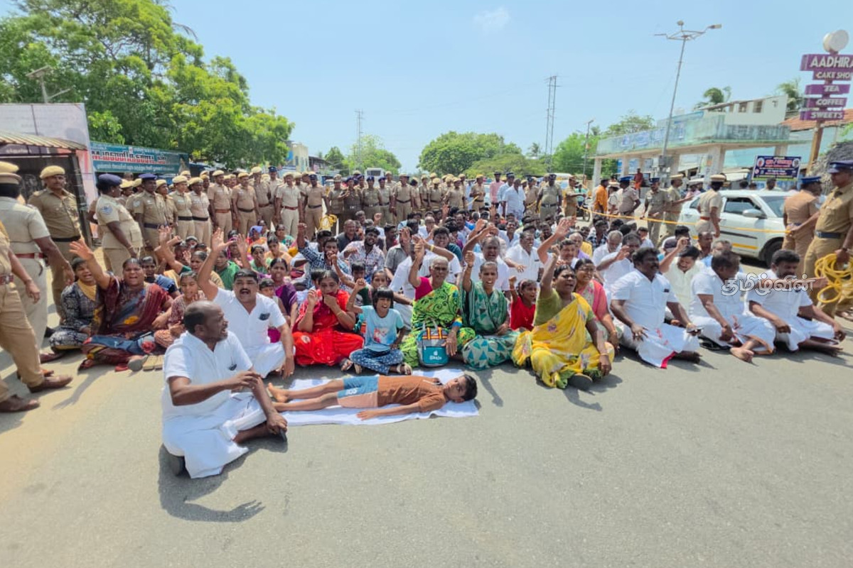 இலங்கை சிறையில் உள்ள கடற்றொழிலாளர்களை விடுவிக்க கோரி பாம்பன் பாலம் முன் போராட்டம் | Road Blockade In Front Of Pamban Bridge இலங்கை சிறையில் உள்ள கடற்றொழிலாளர்களை விடுவிக்க கோரி பாம்பன் பாலம் முன் போராட்டம் | Road Blockade In Front Of Pamban Bridge