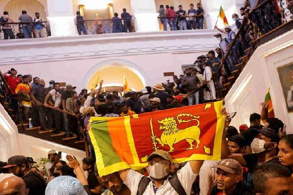 ஜனாதிபதி மாளிகையில் இருந்து அரிய கலைப்பொருட்களை அள்ளிச் சென்ற போராட்டக்காரர்கள்! | Sri Lanka President House A Rare Artefact Missing