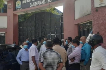 பாடசாலை நுழைவாயில் பூட்டை உடைத்து அதிபருக்கு நிர்வாகத்தை கையளித்த பணிப்பாளர்!