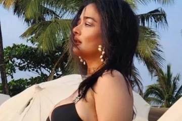 41 வயதில் குட்டையாடையில் இப்படியொரு போஸ்!! விக்ரம் பட நடிகை வெளியிட்ட வீடியோ