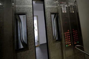 மின்தடையால், மின்தூக்கியில் சிக்கிக்கொண்ட நாடாளுமன்ற உறுப்பினர்கள்!