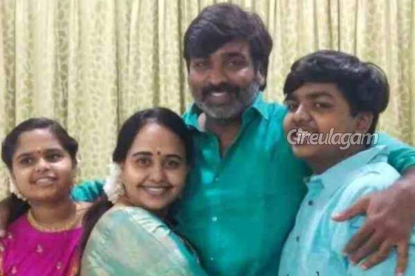 நடிகர் விஜய் சேதுபதியின் திருமண பத்திரிக்கையை பார்த்துள்ளீர்களா?... இதோ | Vijay Sethupathi Marriage Invitation Goes Viral நடிகர் விஜய் சேதுபதியின் திருமண பத்திரிக்கையை பார்த்துள்ளீர்களா?... இதோ | Vijay Sethupathi Marriage Invitation Goes Viral