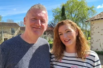 பிரித்தானியாவில் வீட்டை விற்று, பிரான்சில் முழு கிராமத்தை வாங்கிய தம்பதி!