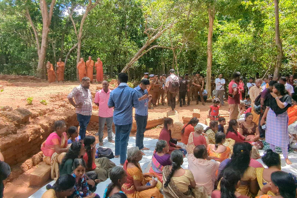 கைவிடப்பட்ட இராணுவ முகாமின் வழிபாட்டிடத்தில் சிவலிங்கம் | Sivalingam At Shrine Of An Abandoned Military Camp