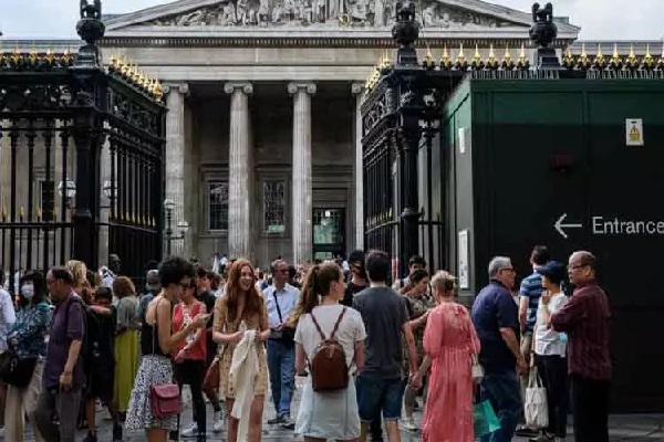 லண்டனில் உலகப்புகழ்பெற்ற அருட்காட்சியகத்தில் திருட்டு | Theft Of Valuables From The British Museum