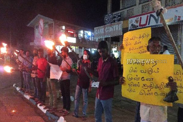 புத்தளம் பஸ் நிலையத்திற்கு முன் தீப்பந்தப் போராட்ட ஈடுபட்ட மக்கள்! | Electricity Price Rise People Protest Puttalam