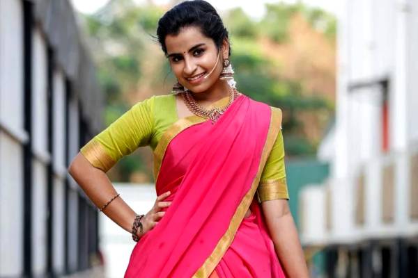 சொகுசு கார் வாங்கிய சிவாங்கி: பஞ்சவர்ண ஆடையில் எப்படி இருக்காரு பாருங்க | Sivaangi Anchor In New Tv Show Recent Photos Viral