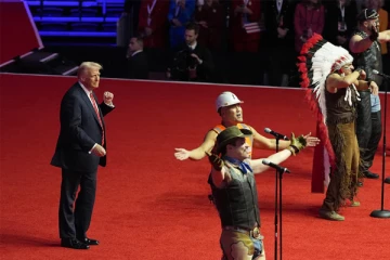 சிறிது நேரத்தில் பதவியேற்பு விழா... ட்ரம்ப் என்ன செய்துகொண்டிருக்கிறார் பாருங்கள்