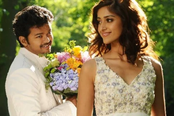 பிகினி ஆடையில் மிரர் செல்ஃபி புகைப்படத்தை வெளியிட்ட விஜய் பட நடிகை..