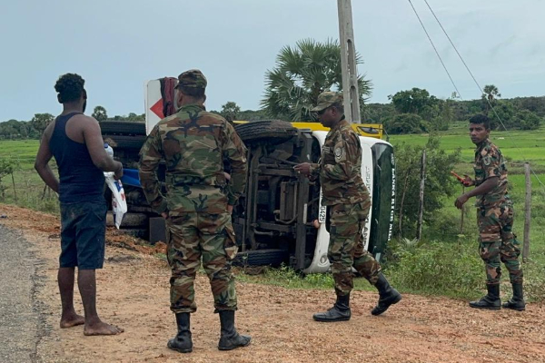 அரிசி மூட்டைகளுடன் தடம்புரண்ட லொறி ; தமிழர் பகுதியில் சம்பவம் | A Lorry Overturned Along With Sacks Of Rice அரிசி மூட்டைகளுடன் தடம்புரண்ட லொறி ; தமிழர் பகுதியில் சம்பவம் | A Lorry Overturned Along With Sacks Of Rice