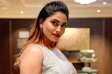 ஜொலிக்கும் உடையில் தேவதை போல் மாறிய நடிகை ஷிவானி நாராயணன்.. நீங்களே பாருங்க