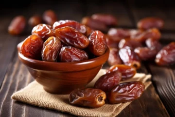 விற்பனைக்கு வைக்கப்பட்டிருந்த காலாவதியான பேரீச்சம்பழங்கள்