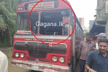 ඉදිරි වීදුරු නැතිව මගීන් සමග දුර ගමන් බසයක් කොළඹට..අවසානයේ වෙච්ච දේ..