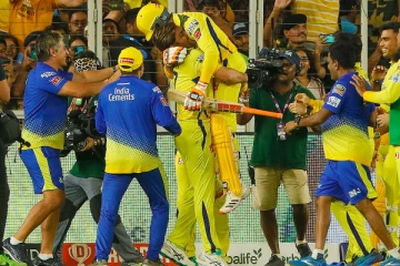 மிரட்டல் வெற்றி பெற்ற சென்னை சூப்பர் கிங்ஸ் - தோனி கண்ணீர்
