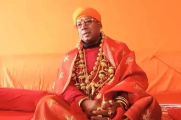 ரூ.6 கோடி மதிப்பில் தங்க நகைகள், செல்போனுக்கு தங்க உறை.., மகா கும்பமேளாவில் கவரும் தங்க பாபா