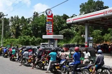 எரிபொருள் வரிசையில் நின்ற இளைஞனின் நேர்மை - குவியும் பாராட்டுக்கள்