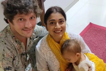 குடும்பத்துடன் நீச்சல் குளத்தில் நடிகை ஸ்ரேயா.. நீங்களே பாருங்க