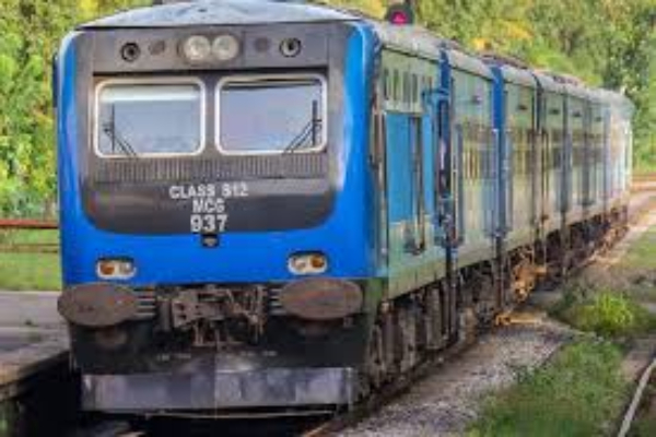 யாழ்ப்பாணத்தில் தொடருந்தில் இருந்து இறங்க முற்பட்ட பெண்ணுக்கு ஏற்பட்ட துயரம் | Jaffna Woman Dies In Train Accident
