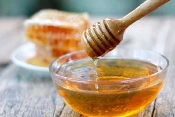 இரவு தூங்கும் முன் வெறும் ஒரு ஸ்பூன் தேன் சாப்பிட்டால் என்ன நடக்கும் தெரியுமா?