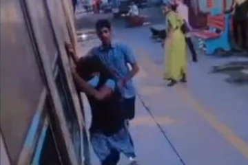 இது தேவையா? ஓடும் ரயிலில் ஆணும், பெண்ணும் செய்த மோசமான காரியம்! பரபரப்பை ஏற்படுத்திய காட்சி