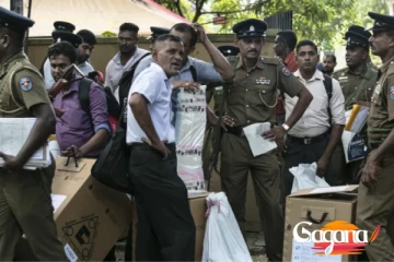 ඡන්ද පෙට්ටි බෙද හරින නිලධාරීනුත් අපහසුතාවයක