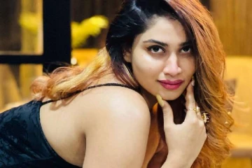 உட்கார்ந்தபடி இப்படியொரு போஸ்.. எல்லைமீறிய புகைப்படத்தை வெளியிட்ட நடிகை..