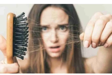 முடி உங்களுக்கு அதிகமாக கொட்டுதா? இதோ அதை தடுக்கும் அற்புதமான வழிமுறைகள்