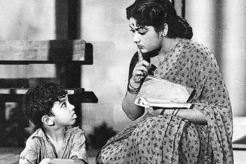 இந்த புகைப்படத்தில் நடிகையர் திலகம் சாவித்திரி உடன் இருக்கும் சிறுவன் யார் தெரியுமா.. இதோ பாருங்க