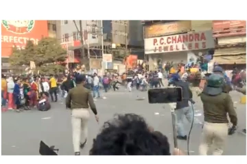 பீகாரில் ஆசிரியர் பணியில் அமர்த்தக்கோரி போராட்டம் - ஓட ஓட விரட்டி அடித்த போலீசார்...!