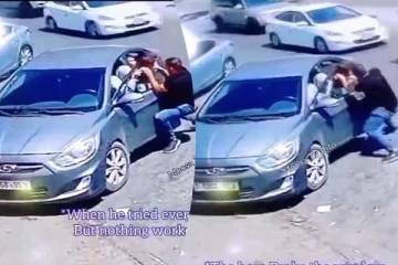 கார் கண்ணாடியில் சிக்கிய குழந்தையின் தலை... ஹீரோவாக வந்து உயிரை காப்பாற்றிய நபர்