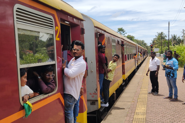 சகோதரத்துவ தொடருந்தை வவுனியாவில் வரவேற்ற பிரதி அமைச்சர் | Sagotharaththuva Pugaiyiratham