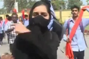 ஒரே நாளில் உலகளவில் டிரெண்டான பெண்! ஹிஜாப்பை எதிர்த்தவர்களுக்கு தக்க பதிலடி