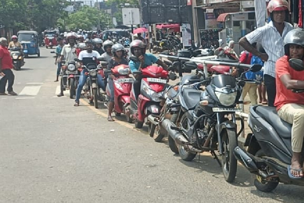 வவுனியாவில் தொடரும் எரிபொருள் வரிசை! | Continued Fuel Row In Vavuniya