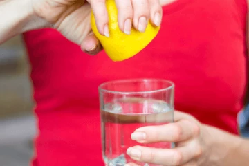 எலுமிச்சை நீரில் உப்பு கலந்து குடிப்பதால் கிடைக்கும் நன்மைகள் என்ன தெரியுமா?