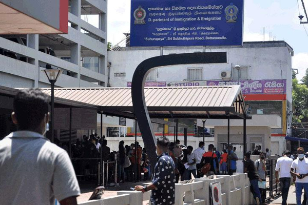 போலி விசாவில் நாட்டை விட்டு வெளியேற முயன்ற பெண் அதிகாரி உட்பட இருவருக்கு நேர்ந்த கதி! | Fake Visa Immigration Woman Officer Arrested