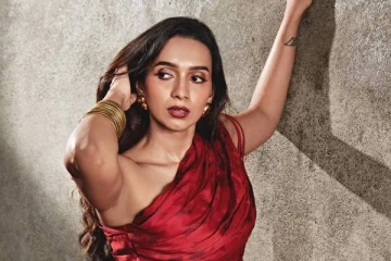 சிகப்பு நிற ஆடையில் கிளாமர் போஸ்!! நடிகை சஞ்சனா நடராஜனின் புகைப்படங்கள்..