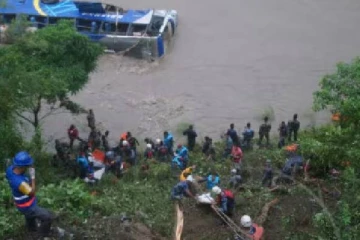 சாரதியின் கட்டுப்பாட்டை இழந்து ஆற்றிற்குள் கவிழ்ந்த பேருந்து... 48 பயணிகளின் நிலை?