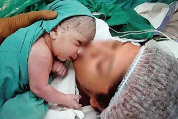 நெருங்கிய பிரசவ வலி... அடுத்த நொடியே சைக்கில் சென்று குழந்தையை பெற்றெடுத்த பெண்!