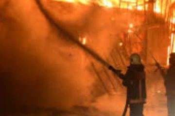 ටයර් අලෙවිසැලක මහා ගින්නක්..