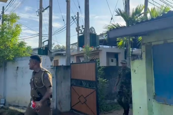 யாழில் அதிரடியாக வீடொன்றில் நடத்தப்பட்ட சோதனை | A Raid Was Conducted At A House In Jaffna யாழில் அதிரடியாக வீடொன்றில் நடத்தப்பட்ட சோதனை | A Raid Was Conducted At A House In Jaffna