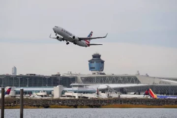 திணறும் பயணிகள்... ஸ்தம்பிக்கும் விமான நிலையங்கள்: 1200 விமானங்கள் ரத்து