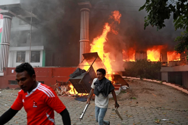 ඇඳිරි නීතිය බිඳිමින් නේපාලයේ Gen Z ගිනි තබයි - දේශපාලකයින්ගේ නිවාස ගිනිබත් | Nepal Parliament Set On Fire