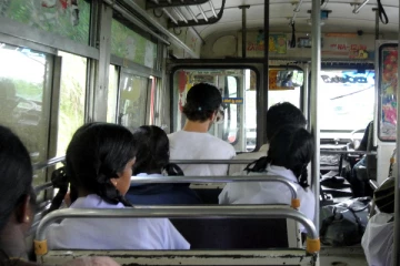 பேருந்தில் பாடசாலைக்கு சென்ற மாணவிக்கு நேர்ந்த கொடுமை