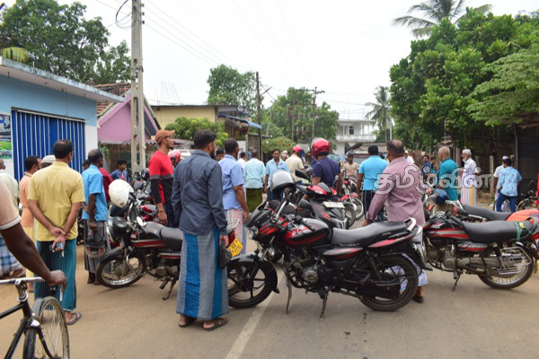 கோறளைப்பற்று மத்தி கூட்டுறவுச் சங்க நிரப்பு நிலையத்தில் முறைகேடு - மக்கள் போராட்டம்(Photo) | People Proudest