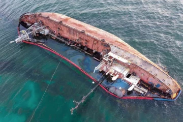 நடுக்கடலில் கவிழ்ந்த எண்ணெய் கப்பல் - கப்பலில் இருந்த 13 இந்தியர்களின் நிலை என்ன?